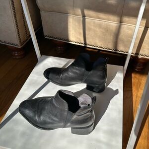 Seychelles black ankle booties size 7